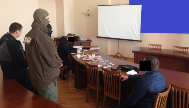 В Киеве прокурор хотел трудоустроится за 10 тыс. долларов (+фото)