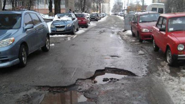 Дороги Киева: асфальт сошел вместе со снегом