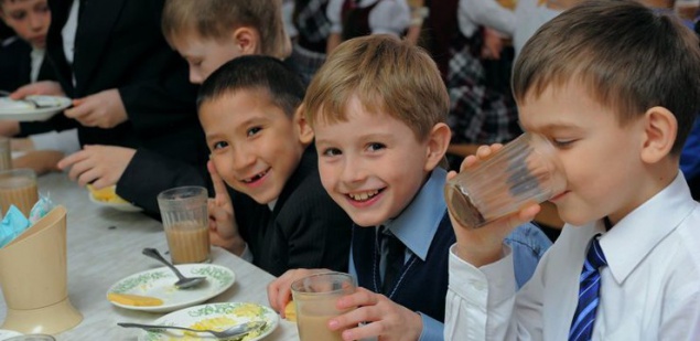 В школах и детсадах Киева начали расти цены на питание для детей