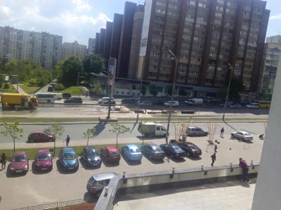 В Голосеевском районе прорвало трубу: образовался фонтан (фото)