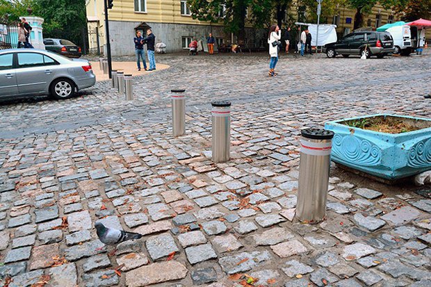 КГГА приняла болларды на Андреевском спуске на баланс города (документ)