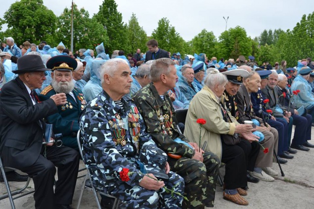 В Гатном лидер “Оппозиционного блока” Юрий Бойко и депутаты Киевщины почтили память воинов Великой Отечественной войны