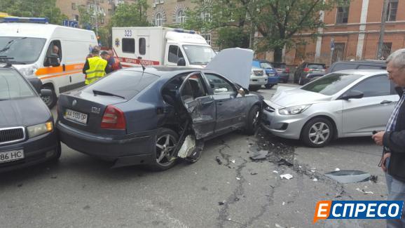 В центре Киева ДТП остановило движение троллейбусов (фото)