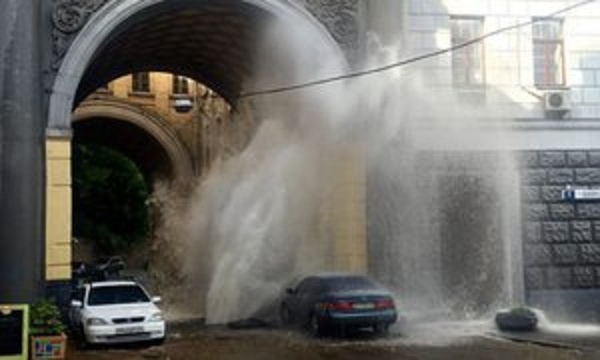 В центре Киева из-под земли бьет фонтан воды (видео)