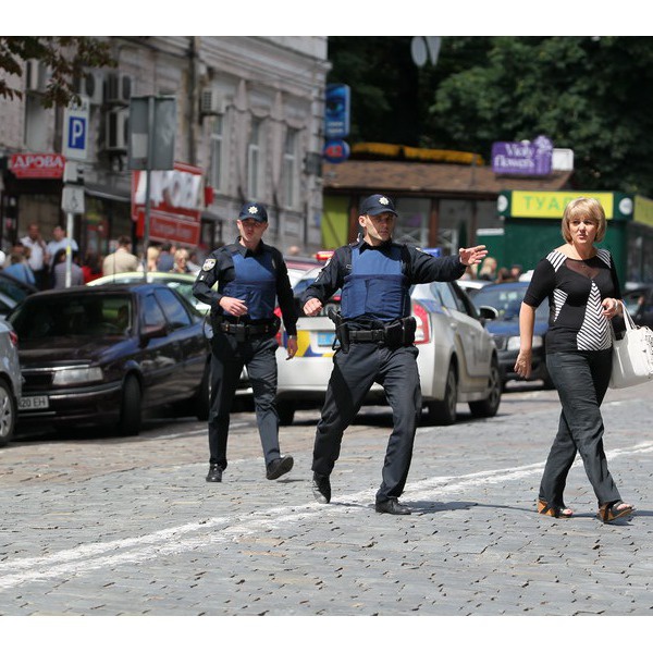 В Киеве ищут взрывчатку в двух банках (фото)