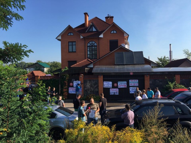 В Киеве активисты провели акцию протеста под домом бывшего начальника ГАИ Ершова (фото)