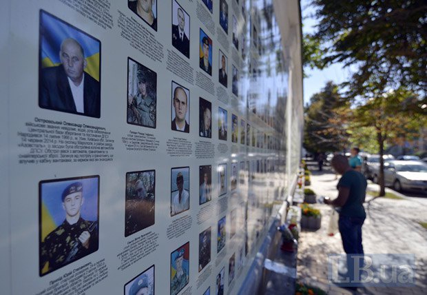 В Киеве прошла акция в память о погибших под Иловайском (фото) В Киеве прошла акция в память о погибших под Иловайском (фото)