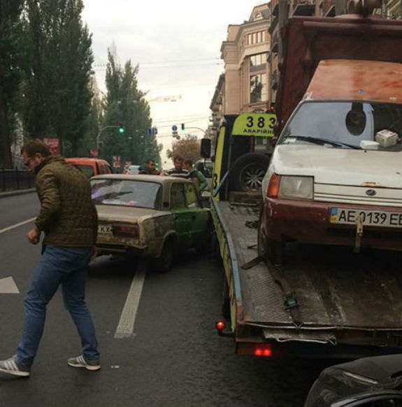 Демонтаж кофе-кара в Киеве парализовал движение на бульваре Шевченко (фото, видео)