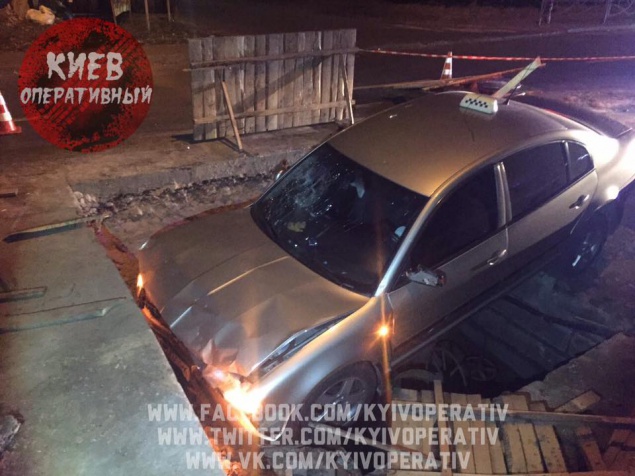 В Киеве водитель такси не заметил разрытую дорогу и влетел в яму - пассажир в больнице (фото)