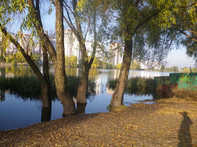 Озеро Солнечное на Позняках в столице переполнилось водой и грозит затопить подвалы многоэтажек (фото)