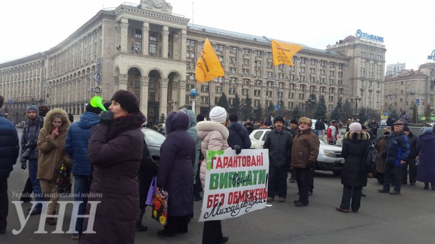 Вкладчики банка “Михайловский” вновь перекрыли движение транспорта по улице Крещатик (фото)