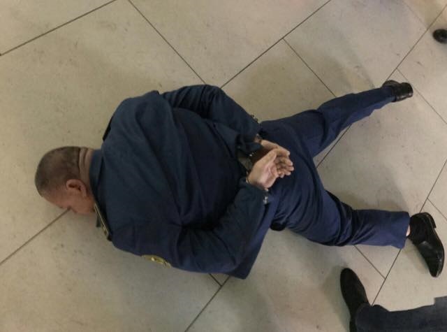 В аэропорту “Киев” (Жуляны) на взятке попался таможенник