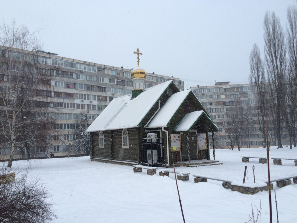 В Киеве забросали “коктейлями Молотова” храм Московского патриархата (фото)