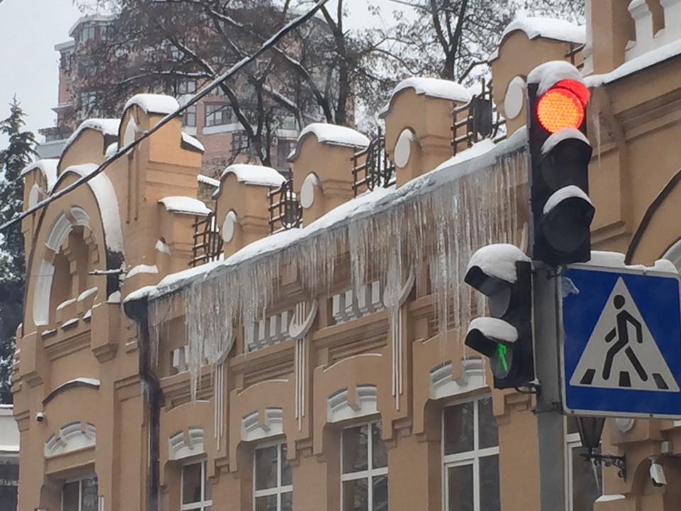 Столичные спасатели рекомендуют “напрягать” коммунальщиков для сбивания опасных сосулек