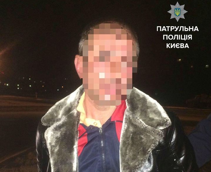 Нетрезвого агрессивного водителя киевским патрульным пришлось успокаивать приемами рукопашного боя