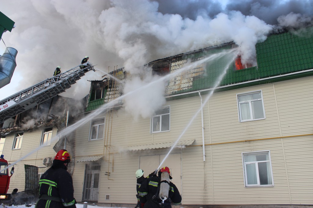 В Киево-Святошинском районе полыхало административное здание (фото, видео)