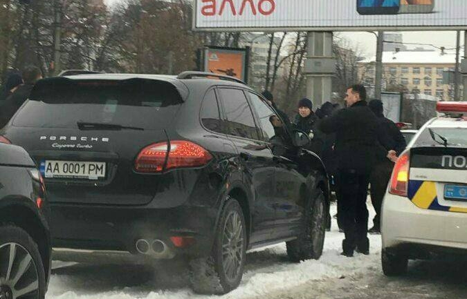 Нарушительнице на “Порше“ в Киеве помогли ”отбиться” от полицейских (фото)