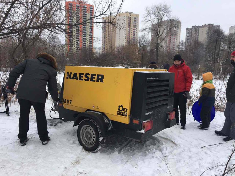 Для спасения рыбы в озере Жандарка на Позняках установили промышленный компрессор