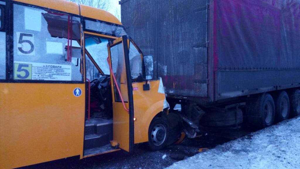 В Броварах маршрутка “поцеловала” припаркованный грузовик (фото)