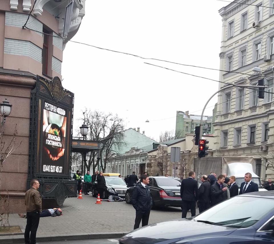 Возле гостиницы Premier Palace в Киеве расстреляли двух мужчин - один погиб на месте (фото)