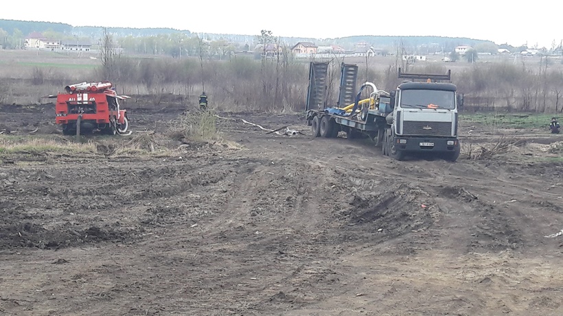 В Киево-Святошинском районе два дня тушили тлеющие торфяники (фото)