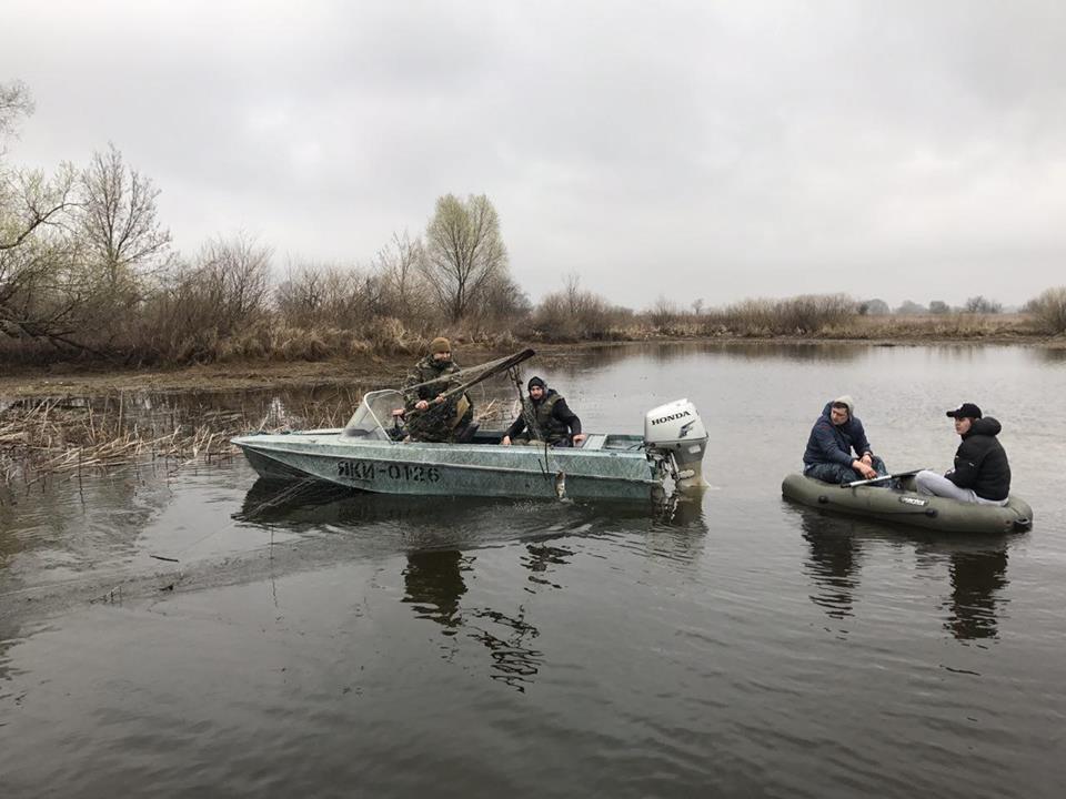 Киевский рыбоохранный патруль словил нарушителей в первый день нереста (фото)