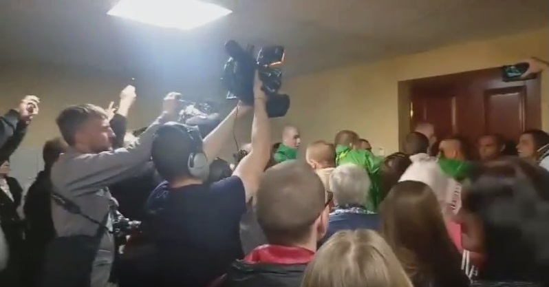 Жители “дома-убийцы” на Милютенко со скандалом прорывались на сессию Киевсовета (видео)