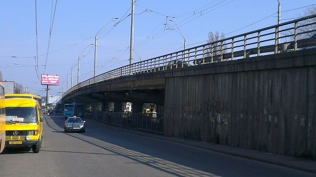 На лето в Киеве закрывается движение на путепроводе возле станции метро “Нивки”