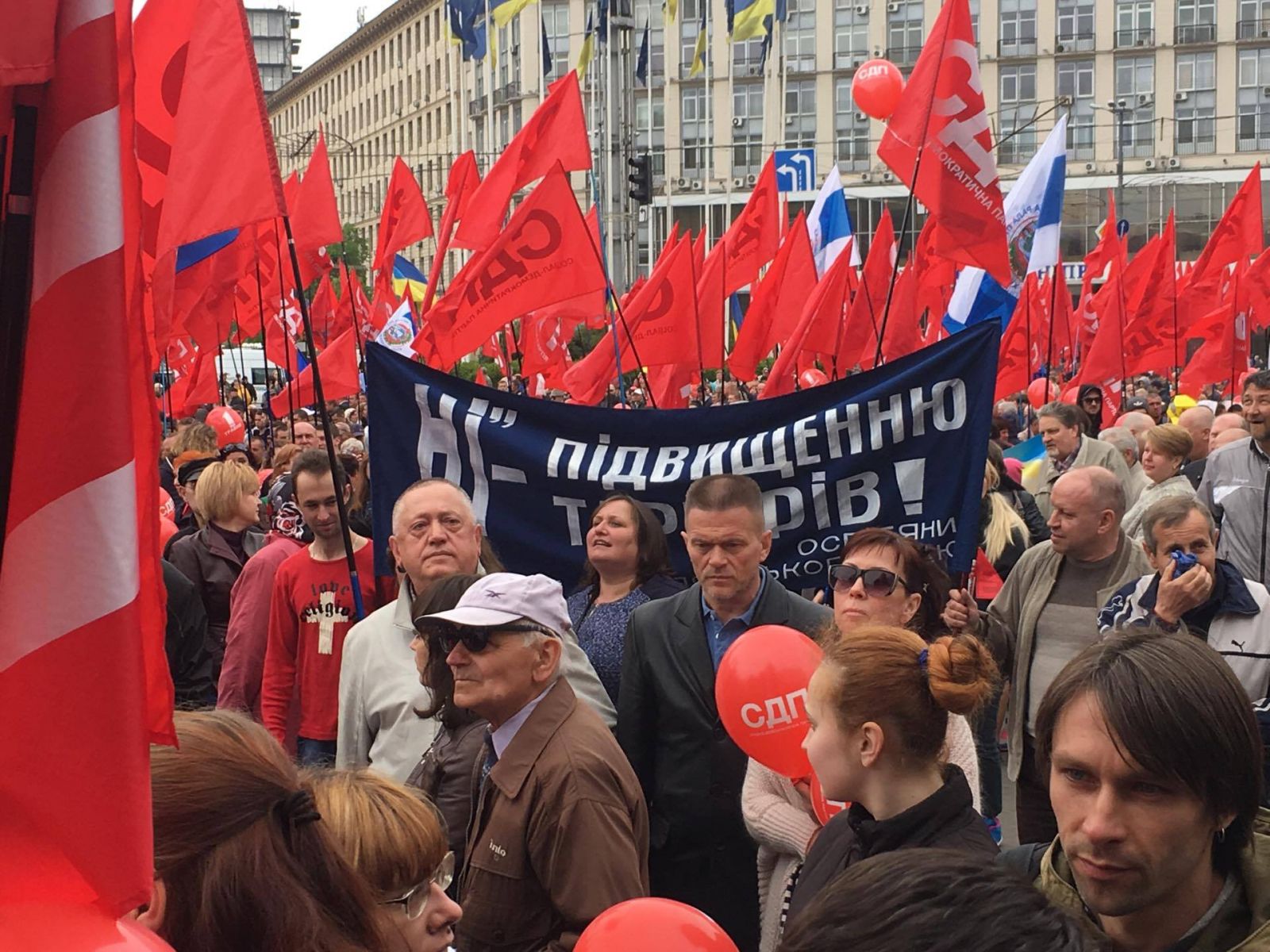 В центре Киева на Крещатике проводят первомайскую демонстрацию (фото, видео)