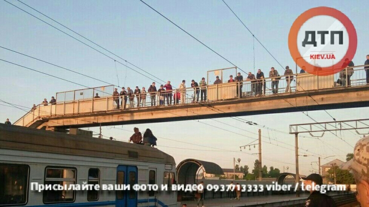 В Киеве трое зацеперов на час остановили движение электричек (фото, видео)