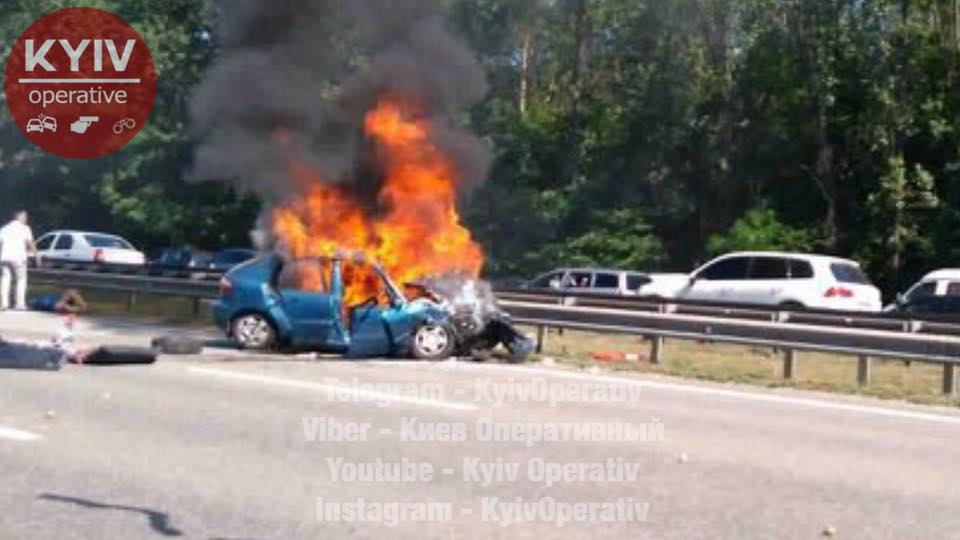 На трассе под Киевем в жутком ДТП пострадали люди и сгорело авто (фото)