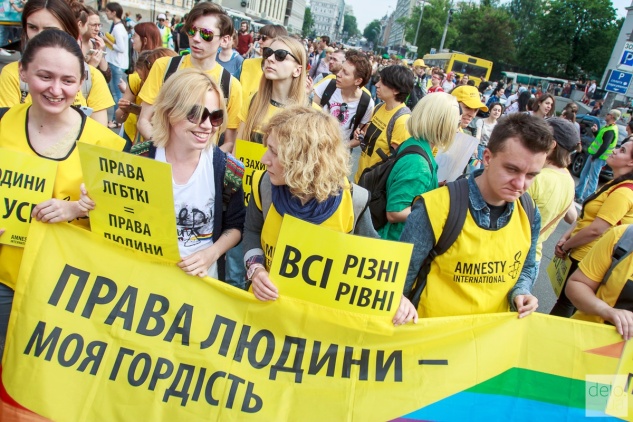 Марш равенства прошел улицами Киева в окружении полиции и националистов (фото, видео)