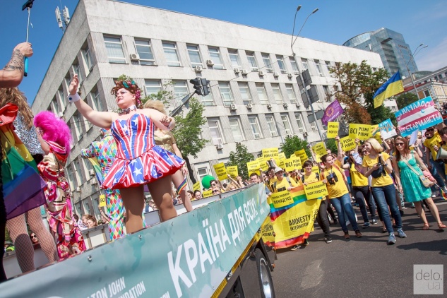 Марш равенства прошел улицами Киева в окружении полиции и националистов (фото, видео)