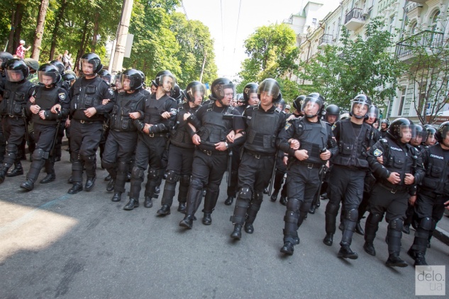 Марш равенства прошел улицами Киева в окружении полиции и националистов (фото, видео)