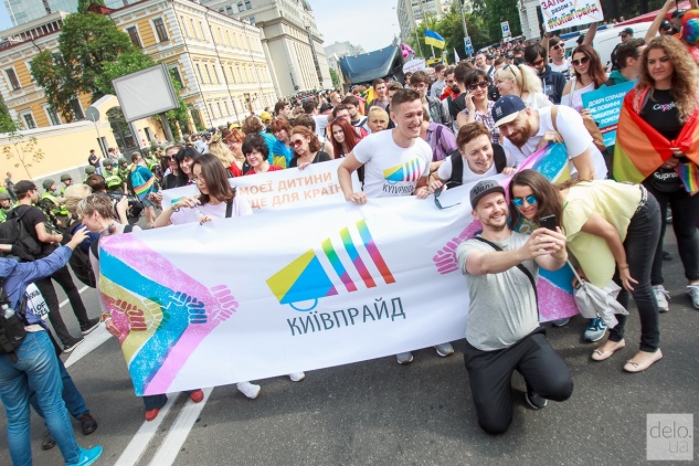 Марш равенства прошел улицами Киева в окружении полиции и националистов (фото, видео)