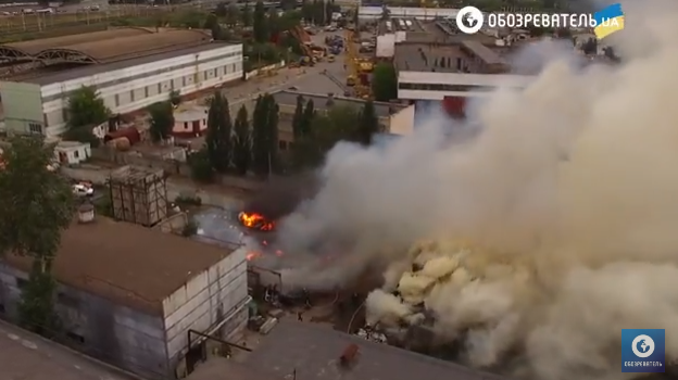 Возле метро “Выдубичи” произошло масштабное загорание мусора в промзоне (фото, видео)