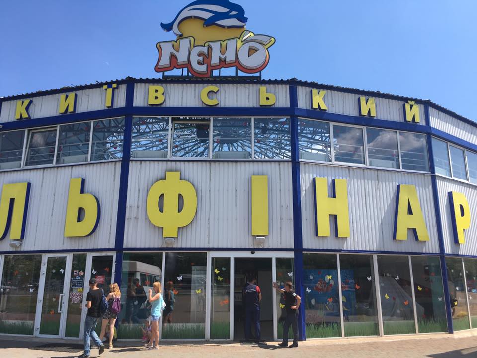 Правоохранители заблокировали киевский дельфинарий “Немо”