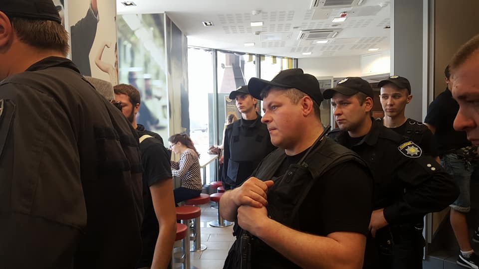 Марш равенства прошел улицами Киева в окружении полиции и националистов (фото, видео)