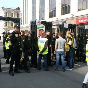 Марш равенства прошел улицами Киева в окружении полиции и националистов (фото, видео)