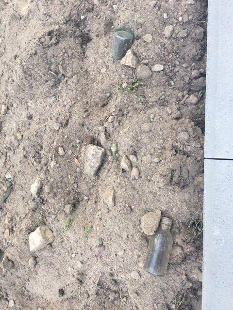 В столичном парке нашли “захоронение” бутылок с остатками медпрепаратов (фото)