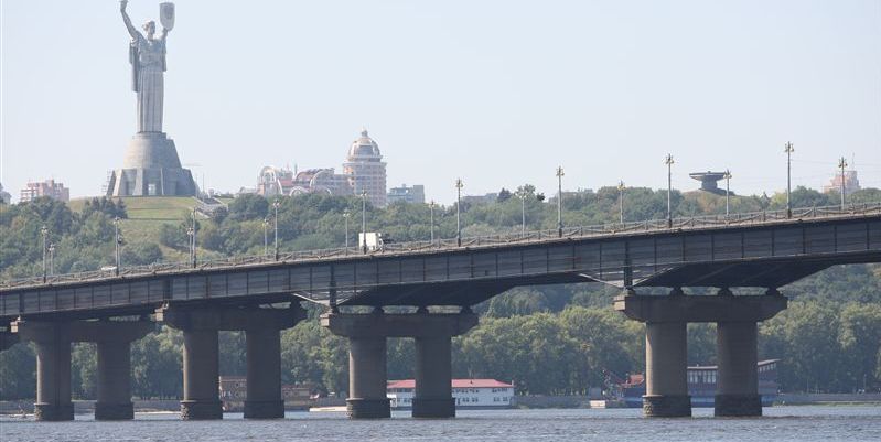 По мосту им.Патона на четыре дня ограничат движение транспорта