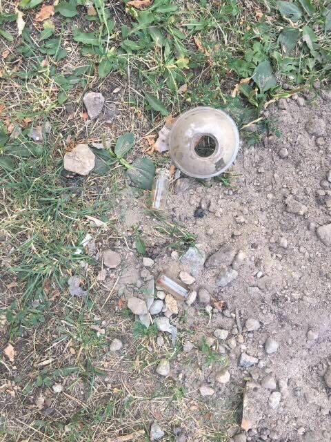 В столичном парке нашли “захоронение” бутылок с остатками медпрепаратов (фото)