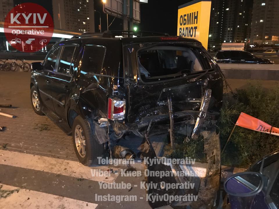 На столичных Позняках неуправляемая Mazda протаранила три автомобиля и загорелась (фото, видео)