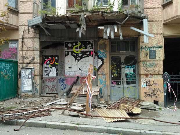 С исторического здания в Киеве обвалился балкон (фото, видео)