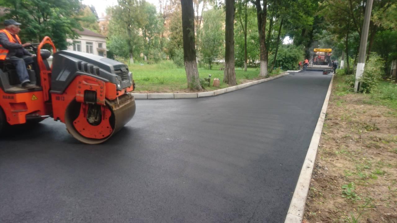 В Киеве ремонт дорог проводят в 23-х дворах, обещали подлатать более 400 (фото)