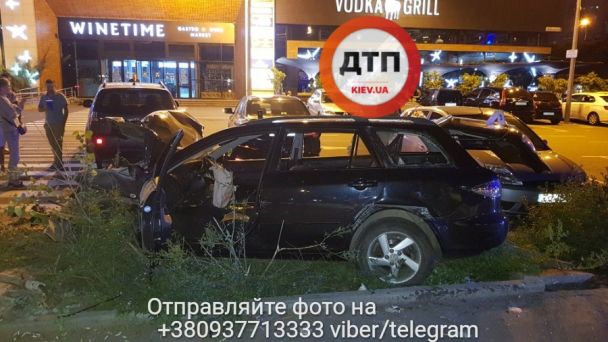 На столичных Позняках неуправляемая Mazda протаранила три автомобиля и загорелась (фото, видео)