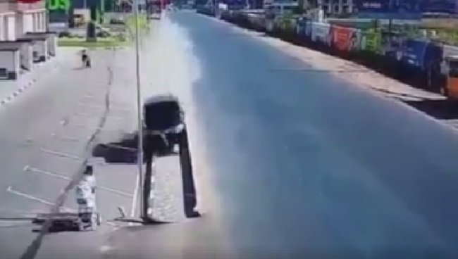 Под Киевом машина снесла забор и только чудом не зацепила маму с коляской (видео)