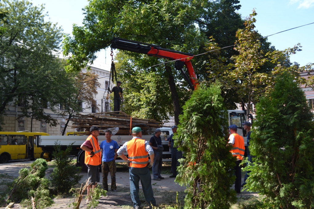 В Киеве на Контрактовой площади продолжается демонтаж МАФов (фото)