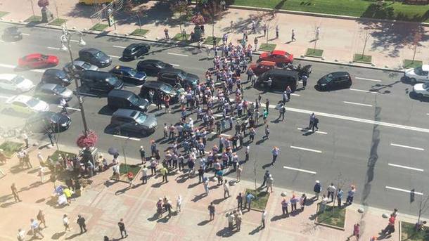 Под мэрией работники “Киевтранспарксервис” митингуют против руководства (фото, видео)