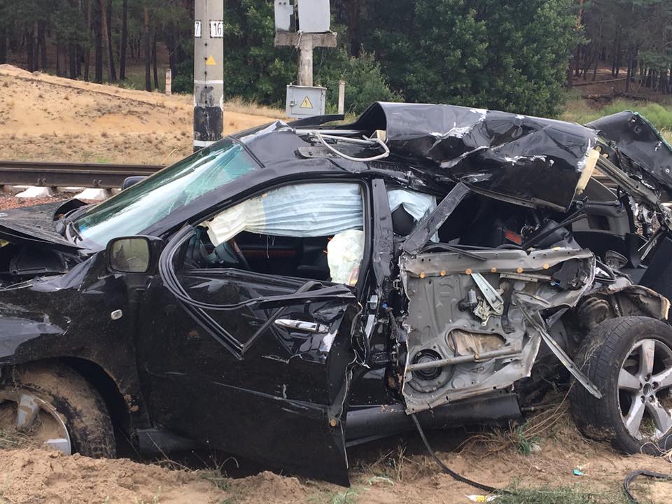 Под Киевом Lexus попал под поезд: двое пострадавших, пассажирам поезда пришлось идти пешком (фото)